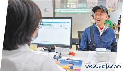 重庆九龙坡区民主村社区卫生服务站，住户就近完成体检。曹鸣鸥摄